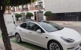  El punt de recàrrega elèctric de l'Ajuntament d'Alcanar, situat a l'avinguda Catalunya, just davant del mercat municipal i l'auditori municipal, ja està en funcionament.